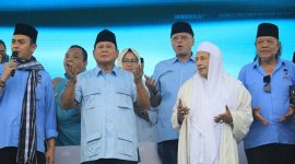 Calon Presiden Prabowo Subianto bersama Muhammad Luthfi bin Yahya dalam acara Ndaru Bersholawat di Serang, Banten. (Dok. TKN Prabowo Gibran)