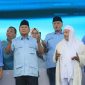 Calon Presiden Prabowo Subianto bersama Muhammad Luthfi bin Yahya dalam acara Ndaru Bersholawat di Serang, Banten. (Dok. TKN Prabowo Gibran)