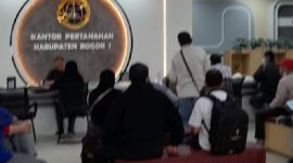 Masyatakat Kabupaten Bogor tampak antusias mengikuti program Pelayanan akhit Pelan (Pelataran) di Kantor Pertanahan Kabupaten Bogor 1. (Dok. Wido)