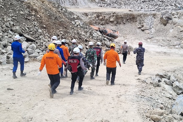 Proses pencarian terhadap korban longsor tambang galian C Gunung Kuda, Kabupaten Cirebon(Dok. Basarnas)