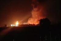 2. Kobaran api dari sumur migas Subang masih menyala, warga sudah dievakuasi ke tempat aman. (Dok. Video Viral)
