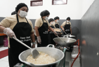 Gubernur Jabar Dedi Mulyadi menanggapi serius kasus keracunan 364 siswa MBG di KBB, janji evaluasi menyeluruh program pangan. Menuntut transparansi. (Dok. Bgn.go.id)