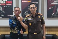 Kajari Kabupaten Bogor, Denny Achmad Berfoto Bersama Ketua PPWI Kabupaten Bogor, Wiri Yutruski di sela-sela Audiensi. (Dok. Istimewa)