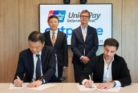 Left to right: Larry Wang, CEO of UnionPay International; Dong Junfeng, Chairman of China UnionPay and UnionPay International; Luis Maroto, President and CEO, Amadeus; Sam Abdou, CEO, Outpayce from Amadeus