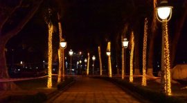 Pemandangan malam di salah satu sudut Kota Bogor yang ramai dengan aktivitas, menampilkan gemerlap lampu kota dan suasana yang hidup. Suasana ini mengajak pengunjung untuk menikmati keindahan Bogor setelah matahari terbenam.