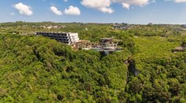 Pemandangan hotel mewah di Bogor yang dikelilingi hijaunya alam, menawarkan ketenangan dan kenyamanan optimal bagi para tamu. Ini adalah salah satu pilihan sempurna untuk melarikan diri dari kesibukan kota besar dan menikmati momen relaksasi.