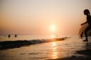Anak-anak bermain ceria di pantai berpasir putih, menikmati momen liburan keluarga yang penuh kebahagiaan di salah satu destinasi menawan di Indonesia. Pemandangan ini menggambarkan betapa indahnya menghabiskan waktu berkualitas bersama orang terkasih di tengah alam yang memukau.