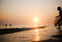 Anak-anak bermain ceria di pantai berpasir putih, menikmati momen liburan keluarga yang penuh kebahagiaan di salah satu destinasi menawan di Indonesia. Pemandangan ini menggambarkan betapa indahnya menghabiskan waktu berkualitas bersama orang terkasih di tengah alam yang memukau.