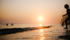Anak-anak bermain ceria di pantai berpasir putih, menikmati momen liburan keluarga yang penuh kebahagiaan di salah satu destinasi menawan di Indonesia. Pemandangan ini menggambarkan betapa indahnya menghabiskan waktu berkualitas bersama orang terkasih di tengah alam yang memukau.