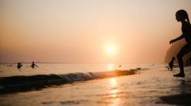 Anak-anak bermain ceria di pantai berpasir putih, menikmati momen liburan keluarga yang penuh kebahagiaan di salah satu destinasi menawan di Indonesia. Pemandangan ini menggambarkan betapa indahnya menghabiskan waktu berkualitas bersama orang terkasih di tengah alam yang memukau.