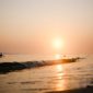Anak-anak bermain ceria di pantai berpasir putih, menikmati momen liburan keluarga yang penuh kebahagiaan di salah satu destinasi menawan di Indonesia. Pemandangan ini menggambarkan betapa indahnya menghabiskan waktu berkualitas bersama orang terkasih di tengah alam yang memukau.
