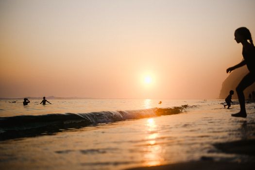 Anak-anak bermain ceria di pantai berpasir putih, menikmati momen liburan keluarga yang penuh kebahagiaan di salah satu destinasi menawan di Indonesia. Pemandangan ini menggambarkan betapa indahnya menghabiskan waktu berkualitas bersama orang terkasih di tengah alam yang memukau.