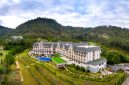 Pemandangan hotel mewah di Bogor dengan latar belakang pegunungan hijau yang asri, menawarkan suasana relaksasi sempurna bagi para tamu. Kolam renang infinity menghadap lembah menambah keindahan pengalaman menginap di tengah alam.