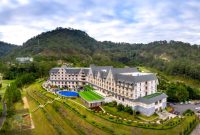 Pemandangan hotel mewah di Bogor dengan latar belakang pegunungan hijau yang asri, menawarkan suasana relaksasi sempurna bagi para tamu. Kolam renang infinity menghadap lembah menambah keindahan pengalaman menginap di tengah alam.