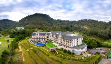 Pemandangan hotel mewah di Bogor dengan latar belakang pegunungan hijau yang asri, menawarkan suasana relaksasi sempurna bagi para tamu. Kolam renang infinity menghadap lembah menambah keindahan pengalaman menginap di tengah alam.