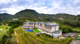 Pemandangan hotel mewah di Bogor dengan latar belakang pegunungan hijau yang asri, menawarkan suasana relaksasi sempurna bagi para tamu. Kolam renang infinity menghadap lembah menambah keindahan pengalaman menginap di tengah alam.