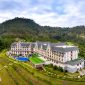 Pemandangan hotel mewah di Bogor dengan latar belakang pegunungan hijau yang asri, menawarkan suasana relaksasi sempurna bagi para tamu. Kolam renang infinity menghadap lembah menambah keindahan pengalaman menginap di tengah alam.