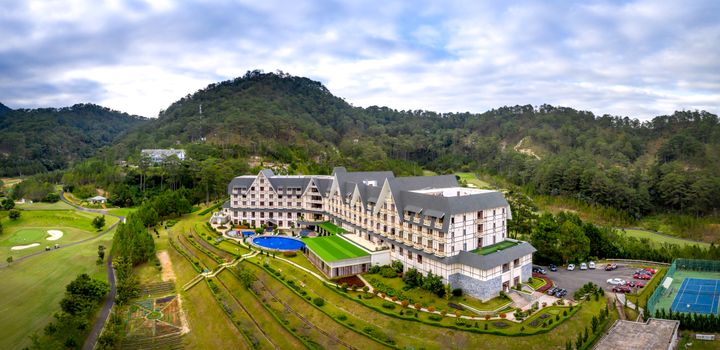 Pemandangan hotel mewah di Bogor dengan latar belakang pegunungan hijau yang asri, menawarkan suasana relaksasi sempurna bagi para tamu. Kolam renang infinity menghadap lembah menambah keindahan pengalaman menginap di tengah alam.