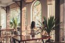 Pemandangan dari salah satu kafe hits di Sentul pada tahun 2026, memperlihatkan hamparan hijau perbukitan yang memukau dan suasana tenang yang menenangkan jiwa. Kafe ini menawarkan pengalaman bersantap yang tak terlupakan dengan panorama alam yang menawan.