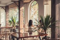 Pemandangan dari salah satu kafe hits di Sentul pada tahun 2026, memperlihatkan hamparan hijau perbukitan yang memukau dan suasana tenang yang menenangkan jiwa. Kafe ini menawarkan pengalaman bersantap yang tak terlupakan dengan panorama alam yang menawan.