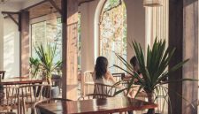Pemandangan dari salah satu kafe hits di Sentul pada tahun 2026, memperlihatkan hamparan hijau perbukitan yang memukau dan suasana tenang yang menenangkan jiwa. Kafe ini menawarkan pengalaman bersantap yang tak terlupakan dengan panorama alam yang menawan.