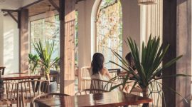 Pemandangan dari salah satu kafe hits di Sentul pada tahun 2026, memperlihatkan hamparan hijau perbukitan yang memukau dan suasana tenang yang menenangkan jiwa. Kafe ini menawarkan pengalaman bersantap yang tak terlupakan dengan panorama alam yang menawan.