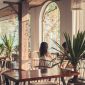 Pemandangan dari salah satu kafe hits di Sentul pada tahun 2026, memperlihatkan hamparan hijau perbukitan yang memukau dan suasana tenang yang menenangkan jiwa. Kafe ini menawarkan pengalaman bersantap yang tak terlupakan dengan panorama alam yang menawan.