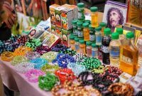 Suasana pasar oleh-oleh di Bogor menampilkan beragam jajanan dan kudapan khas, seperti bolu talas, keripik, dan asinan, yang siap dibeli wisatawan sebagai buah tangan. Deretan toko dengan tatanan produk yang menarik ini mencerminkan kekayaan kuliner kota hujan yang selalu ramai pengunjung.