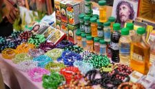 Suasana pasar oleh-oleh di Bogor menampilkan beragam jajanan dan kudapan khas, seperti bolu talas, keripik, dan asinan, yang siap dibeli wisatawan sebagai buah tangan. Deretan toko dengan tatanan produk yang menarik ini mencerminkan kekayaan kuliner kota hujan yang selalu ramai pengunjung.