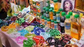 Suasana pasar oleh-oleh di Bogor menampilkan beragam jajanan dan kudapan khas, seperti bolu talas, keripik, dan asinan, yang siap dibeli wisatawan sebagai buah tangan. Deretan toko dengan tatanan produk yang menarik ini mencerminkan kekayaan kuliner kota hujan yang selalu ramai pengunjung.
