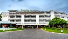 Pemandangan hotel mewah di Bogor yang dikelilingi hijaunya alam pegunungan, menawarkan ketenangan dan relaksasi sempurna bagi para tamu.