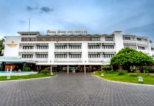 Pemandangan hotel mewah di Bogor yang dikelilingi hijaunya alam pegunungan, menawarkan ketenangan dan relaksasi sempurna bagi para tamu.