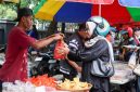 Ilustrasi kelezatan Asinan Bogor, salah satu hidangan ikonik yang wajib dicicipi saat berkunjung ke Kota Hujan. Sepiring asinan segar dengan kuah pedas manis dan kerupuk mi ini selalu berhasil memanjakan lidah para penikmatnya.