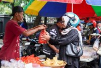 Ilustrasi kelezatan Asinan Bogor, salah satu hidangan ikonik yang wajib dicicipi saat berkunjung ke Kota Hujan. Sepiring asinan segar dengan kuah pedas manis dan kerupuk mi ini selalu berhasil memanjakan lidah para penikmatnya.