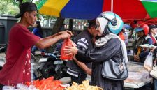 Ilustrasi kelezatan Asinan Bogor, salah satu hidangan ikonik yang wajib dicicipi saat berkunjung ke Kota Hujan. Sepiring asinan segar dengan kuah pedas manis dan kerupuk mi ini selalu berhasil memanjakan lidah para penikmatnya.