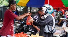 Ilustrasi kelezatan Asinan Bogor, salah satu hidangan ikonik yang wajib dicicipi saat berkunjung ke Kota Hujan. Sepiring asinan segar dengan kuah pedas manis dan kerupuk mi ini selalu berhasil memanjakan lidah para penikmatnya.