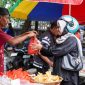 Ilustrasi kelezatan Asinan Bogor, salah satu hidangan ikonik yang wajib dicicipi saat berkunjung ke Kota Hujan. Sepiring asinan segar dengan kuah pedas manis dan kerupuk mi ini selalu berhasil memanjakan lidah para penikmatnya.