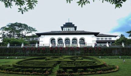 Mengurai Dilema Harga Tiket Wisata: Liburan Impian atau Kantong Kempes?