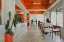 Sebuah kafe modern dengan dominasi kaca di Sentul, dikelilingi oleh pepohonan rindang dan menawarkan pemandangan alam yang menenangkan, menjadi tempat ideal untuk menikmati kopi di tengah hijaunya perbukitan.