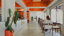 Sebuah kafe modern dengan dominasi kaca di Sentul, dikelilingi oleh pepohonan rindang dan menawarkan pemandangan alam yang menenangkan, menjadi tempat ideal untuk menikmati kopi di tengah hijaunya perbukitan.