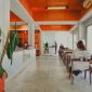 Sebuah kafe modern dengan dominasi kaca di Sentul, dikelilingi oleh pepohonan rindang dan menawarkan pemandangan alam yang menenangkan, menjadi tempat ideal untuk menikmati kopi di tengah hijaunya perbukitan.