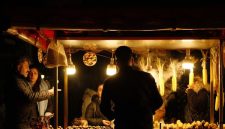 Gemerlap lampu kota Bogor di malam hari memantul indah, menciptakan suasana romantis yang mengundang para pelancong untuk menjelajahi setiap sudutnya. Suasana seperti ini seringkali ditemukan di area sekitar Kebun Raya atau pusat keramaian lainnya.