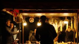 Gemerlap lampu kota Bogor di malam hari memantul indah, menciptakan suasana romantis yang mengundang para pelancong untuk menjelajahi setiap sudutnya. Suasana seperti ini seringkali ditemukan di area sekitar Kebun Raya atau pusat keramaian lainnya.