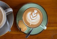 Salah satu kafe di Sentul yang menawarkan area duduk nyaman dengan pemandangan lembah hijau membentang luas, memberikan suasana tenang yang ideal untuk bersantai dan menikmati kopi. Desain arsitektur modern berpadu dengan elemen alam, menciptakan harmoni sempurna antara bangunan dan lingkungan sekitar.