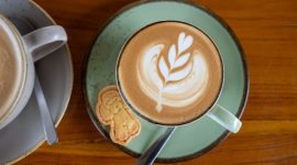 Salah satu kafe di Sentul yang menawarkan area duduk nyaman dengan pemandangan lembah hijau membentang luas, memberikan suasana tenang yang ideal untuk bersantai dan menikmati kopi. Desain arsitektur modern berpadu dengan elemen alam, menciptakan harmoni sempurna antara bangunan dan lingkungan sekitar.