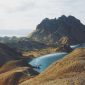 Keluarga sedang menikmati keindahan padang savana di Sumba dengan latar belakang bukit-bukit hijau, menunjukkan momen kebersamaan yang tak terlupakan di tengah alam bebas. Pemandangan ini merepresentasikan keunikan destinasi liburan keluarga di Nusa Tenggara yang kaya akan petualangan dan keindahan alam.