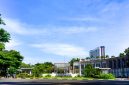 Pemandangan hotel dengan latar belakang pegunungan hijau yang menyejukkan di Bogor, menawarkan suasana damai untuk relaksasi dan liburan keluarga. Arsitektur modern berpadu harmonis dengan keindahan alam sekitarnya.
