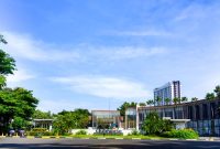 Pemandangan hotel dengan latar belakang pegunungan hijau yang menyejukkan di Bogor, menawarkan suasana damai untuk relaksasi dan liburan keluarga. Arsitektur modern berpadu harmonis dengan keindahan alam sekitarnya.