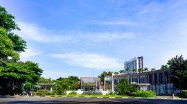Pemandangan hotel dengan latar belakang pegunungan hijau yang menyejukkan di Bogor, menawarkan suasana damai untuk relaksasi dan liburan keluarga. Arsitektur modern berpadu harmonis dengan keindahan alam sekitarnya.