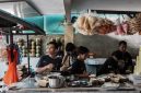 Deretan makanan khas Bogor yang menggugah selera, mulai dari hidangan utama hingga camilan manis dan gurih, siap memanjakan lidah para penjelajah kuliner. Ragam sajian ini merefleksikan kekayaan budaya dan tradisi kuliner kota hujan yang memesona.